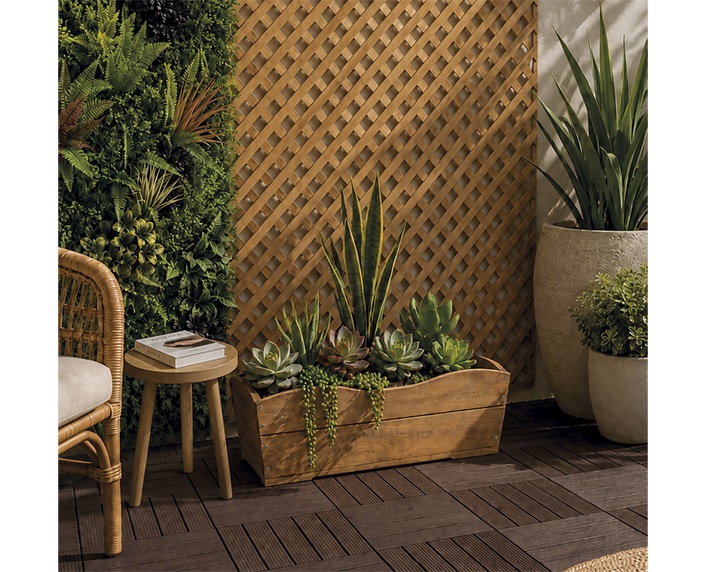 Baldosas y celosías reciclables y maceteros de madera natural 